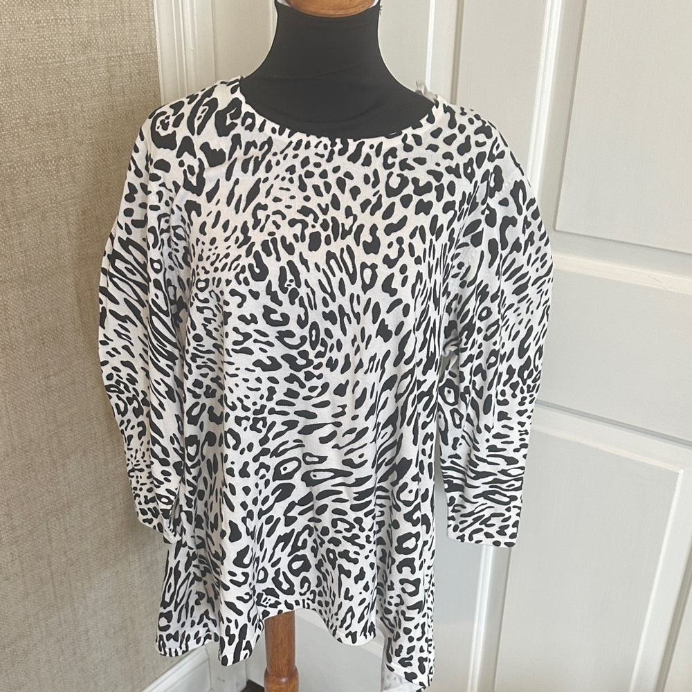 Kasper Black and White Patterned Blouse